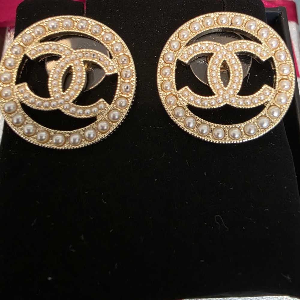 authentic Chanel CC Circle Logo Earrings - Picture 2 of 6